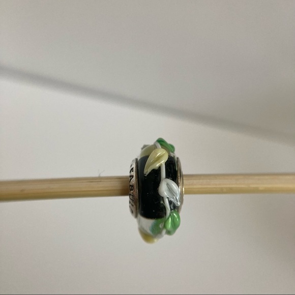 Glass vine bead by Fabulous - Picture 4 of 4